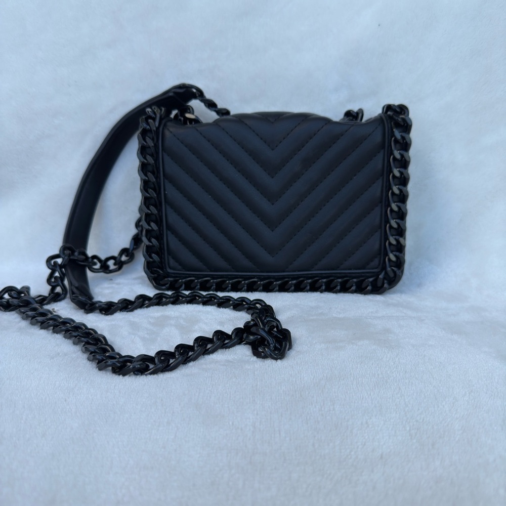 Elegant Black Quilted Chain Shoulder Bag